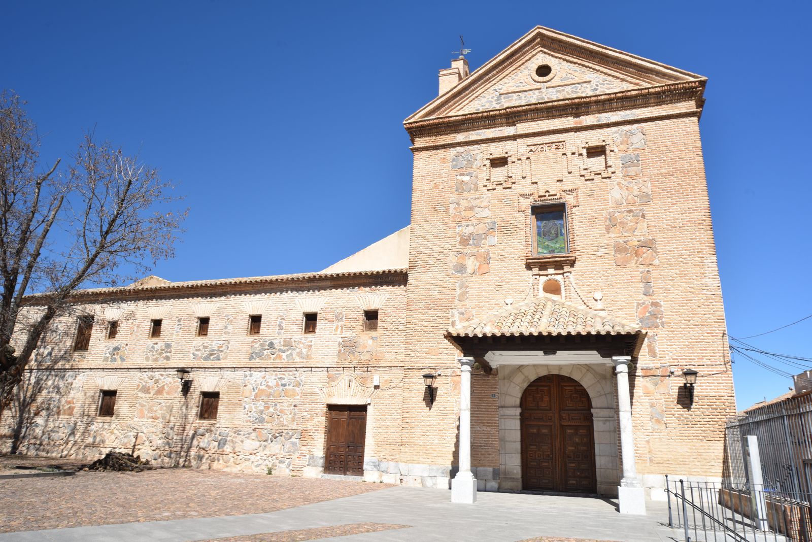 La magia de 'El Quijote' en Consuegra, uno de los municipios más antiguos de Castilla La Mancha 13 Merca2.es Iglesia Parroquial de Santa María la Mayor: un legado clásico