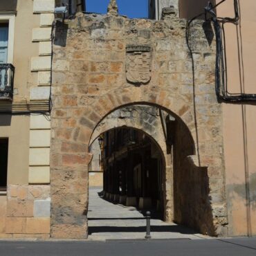 Arco de la Villa en San Esteban del Gormaz Turismo | El Origen del Vino